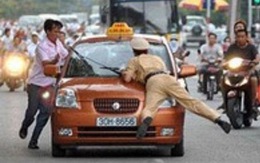 Nổ súng cảnh cáo nam thanh niên hất cảnh sát lên nắp capô