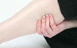 Thường xuyên bi tê chân tay, có phải do thiếu chất?