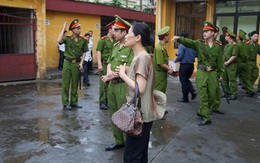 Giây phút hiếm hoi của vợ chồng Dương Chí Dũng tại tòa