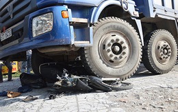 Xe tải cuốn xe máy vào gầm, bé trai 7 tuổi nguy kịch