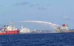 Tàu cảnh sát biển "tách" đội tàu Trung Quốc, bảo vệ ngư dân