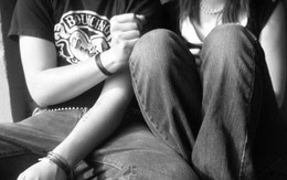 Đưa người yêu 14 tuổi vào nhà nghỉ làm chuyện người lớn vì... xe hết xăng