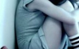Tội lỗi của gã bán than xa vợ gặp bé gái mặc váy hớ hênh