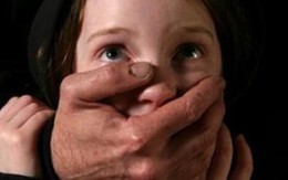 Lợi dụng mưa gió, ông lão 71 tuổi dâm ô với con, cháu của hàng xóm