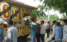 Cái chết bí ẩn của thanh niên bị vứt trước cổng nhà