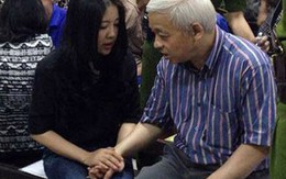 Cảm động trước bàn tay nắm chặt của vợ chồng bầu Kiên tại tòa