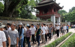 Sĩ tử chen chân đến Văn Miếu cầu may