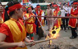 Kỳ lạ trai tráng kéo lửa từ hai thân tre tươi