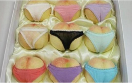 Bất ngờ quà tặng là những trái đào diện bikini