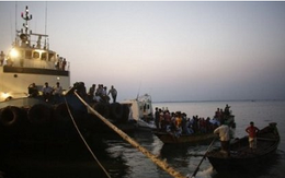 Phà chở lật úp trên sông Bangladesh: 200 hành khách gặp nạn
