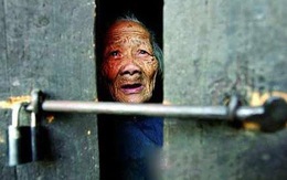 Phẫn nộ trước cảnh con ép cha già tự sát để có thời gian làm... đám ma ở Trung Quốc