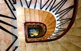 Phong thủy với hồ cá ở gầm cầu thang