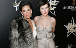 Ảnh các bà mẹ nổi tiếng cùng con gái diện váy áo