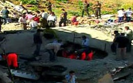 Sập nhà 3 tầng chôn vùi 20 bé gái
