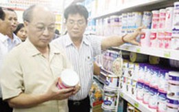 Bộ trưởng Bộ Y tế trực tiếp kiểm tra thị trường sữa