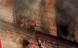 Cứu sống một em bé được ném qua cửa sổ trong hỏa hoạn
