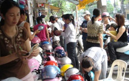 Mũ bảo hiểm sốt, dịch vụ tặng kèm cũng sốt theo