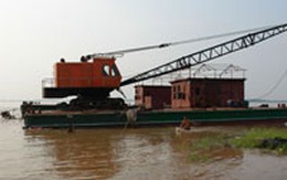 Phát hiện xác một phụ nữ trôi trên sông Hồng