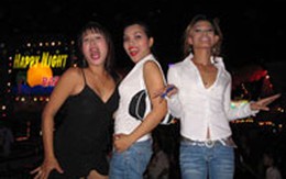 Chuyện đời bi thảm của một người chuyển đổi giới tính: Hành nghề mại dâm bằng... "hàng giả"