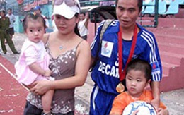 Cầu thủ cũng "méo mặt" vì sốt đất