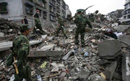 Lính cứu hộ Trung Quốc vật lộn với đất đá