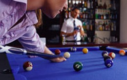 Nợ tiền bi-a, một sinh viên bị "tạm giữ"