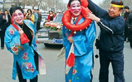 Bố mẹ chú rể kéo xe hoa đi đón cô dâu