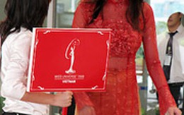 Phóng viên mỏi mắt chờ hoa hậu