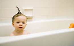 Không nên để trẻ trong bồn tắm một mình