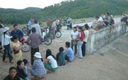 Hàng ngàn người tụ tập vì tin đồn có cá mè cực lớn