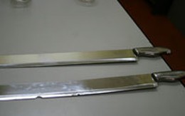Học sinh “nói chuyện” bằng dao tông