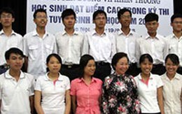 Khen thưởng 43 thủ khoa đại học đạt điểm 30