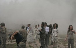 Thoát chết động đất vì chụp ảnh cưới ngoài trời
