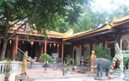 Sư giả, chùa... cũng giả!