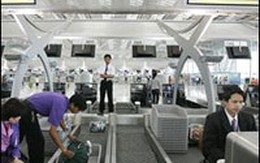 Cụ già lên máy bay bằng băng truyền hành lý