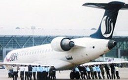 Hành khách xuống sân bay để… đẩy máy bay