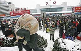 Chùm ảnh: Hàng nghìn hành khách mắc kẹt tại các nhà ga vì bão tuyết