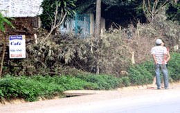 Phố 'đèn đỏ' ven đô