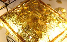 Giá vàng giảm xuống mức thấp nhất trong hơn một năm qua