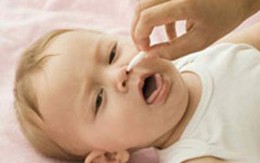 Cẩn thận khi vệ sinh mũi trẻ bằng tăm bông