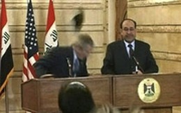 Bush bị phóng viên ném giày vào mặt