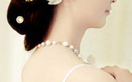 Cô dâu bị giật dây chuyền giữa tiệc cưới