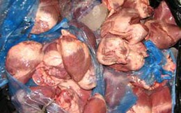 Hàng trăm kg tim, tràng lợn Trung Quốc vượt biên vào Hà Nội