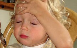 Trẻ có thể liệt chân tay chỉ vì... cảm sốt