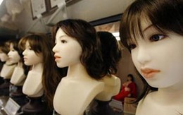 Làm trò đồi bại với… búp bê 