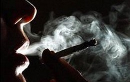 Trẻ ngộ độc vì khói thuốc vương trên đồ đạc, quần áo