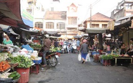 Sắm Tết ở Sài Gòn: Siêu thị nhộn nhịp, chợ lẻ eo sèo