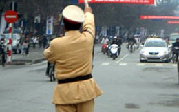 Không đội mũ bảo hiểm, đánh gẫy tay cảnh sát.