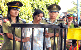 Cắt gân chân con, "ác mẫu" bị hai năm tù 