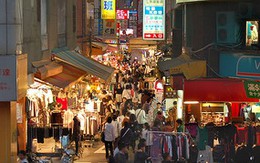 Phát tiền cho người dân sắm Tết
